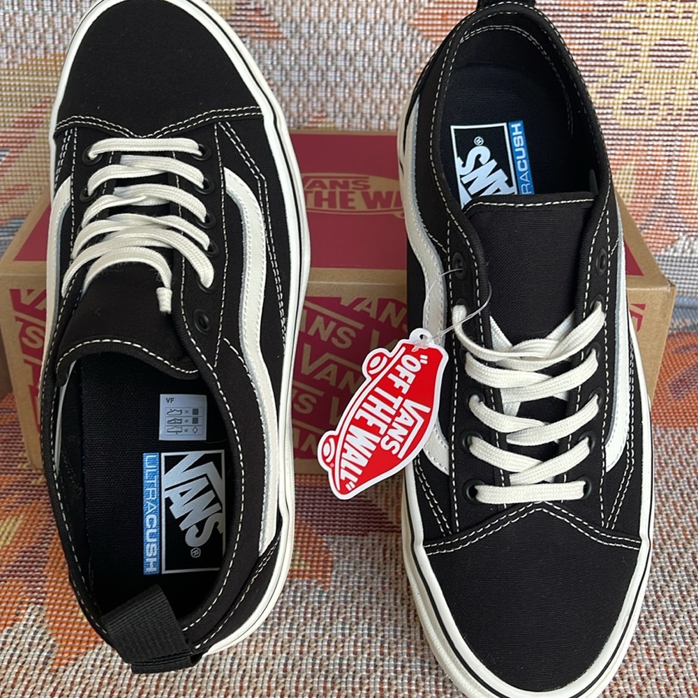 Vans WMNS Sentry Old Skool (Canvas) Black/Marshmallow
VN0A5KR3VQE
Sneakers - Picture 13 of 16